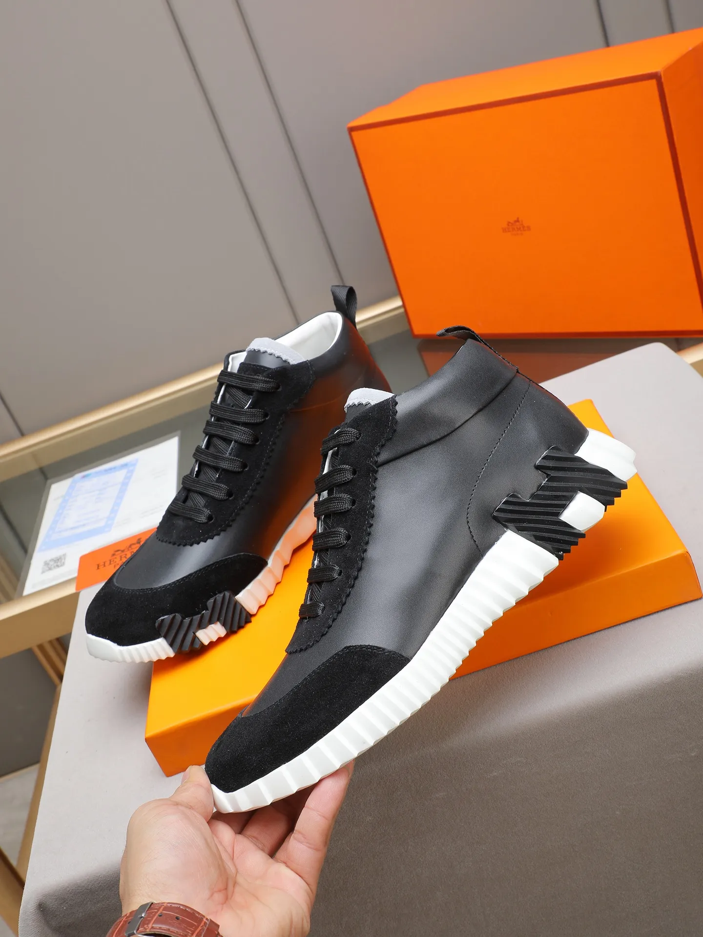 PPP460 (Hermes high-top men's shoes)🆕Men's sports shoes, decorated with textured calfskin details. Spliced ​​with original cowhide, this shoe draws inspiration from the equestrian world, integrating technical details and practical functions. Breathable sheep lining, original combination outsole, high-end quality, and every detail is perfectly combined! Size: 38-44 (45 can be customized)